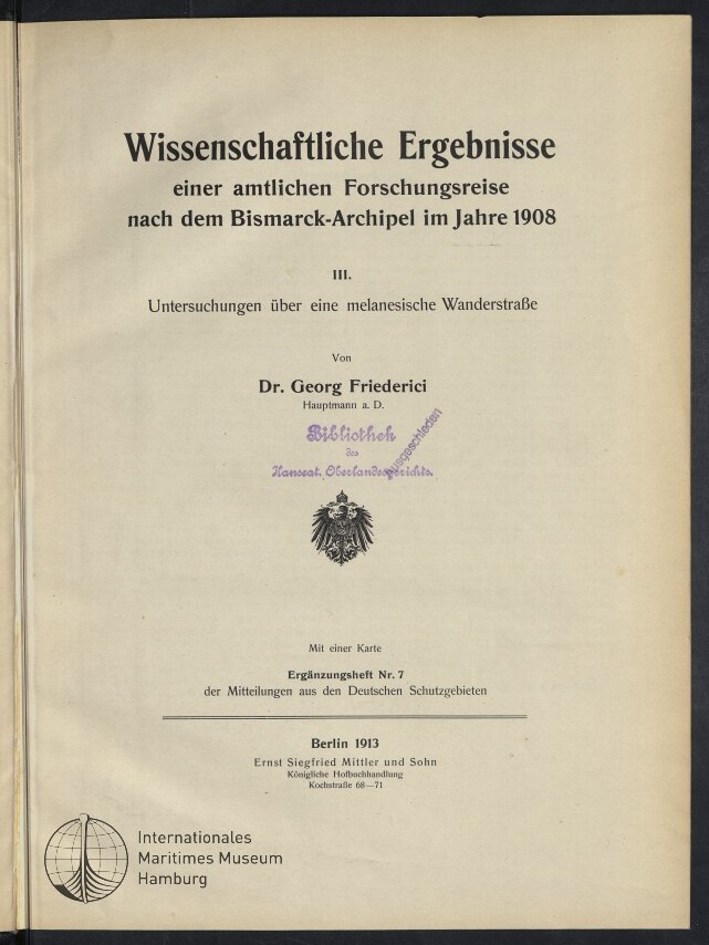 Titelblatt einer 1913 erschienenen wissenschaftlichen Publikation über eine Forschungsreise zum Bismarck-Archipel (1908) von Dr. Georg Friederici, mit violettem Bibliotheksstempel, schwarzem Adlerwappen und Verlagsangaben; Museumslogo unten links.