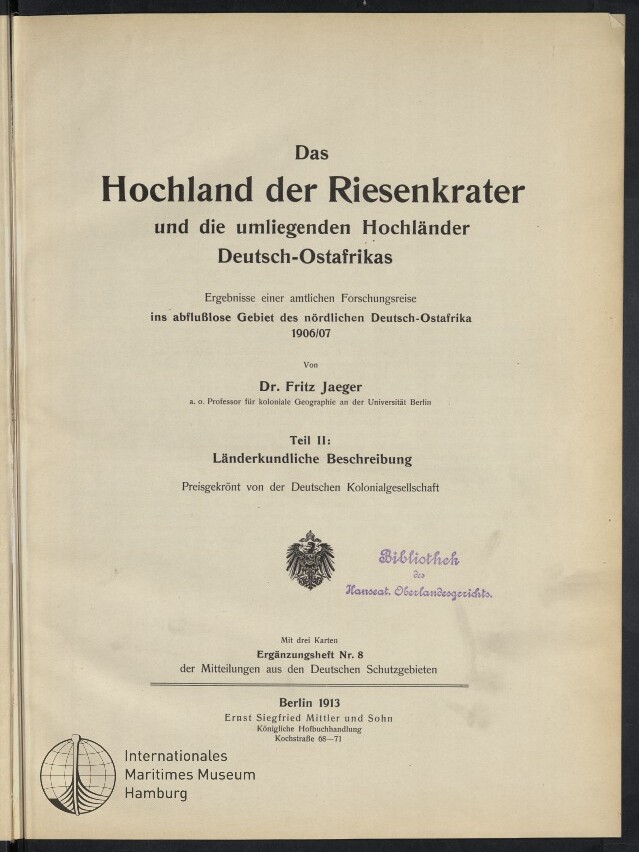 Titelblatt eines deutschsprachigen Buches (Berlin 1913) mit großer Überschrift ‚Das Hochland der Riesenkrater und die umliegenden Hochländer Deutsch-Ostafrikas‘, Autor Dr. Fritz Jaeger, Vermerk zur Forschungsreise 1906/07, Verlagsangaben, violetter Bibliotheksstempel und Logo des Internationalen Maritimen Museums Hamburg unten links.