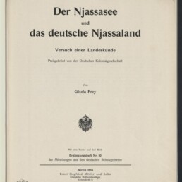 Titelseite eines Buches mit dem großen Titel „Der Njassasee und das deutsche Njassaland — Versuch einer Landeskunde“, dem Verfasserhinweis „Von Gisela Frey“, dem Vermerk „Preisgekrönt von der Deutschen Kolonialgesellschaft“, einem Reichsadler-Wappen in der Mitte, Verlagsangaben „Berlin 1914, Ernst Siegfried Mittler und Sohn“ und einem Stempel des Internationalen Maritimen Museums Hamburg.