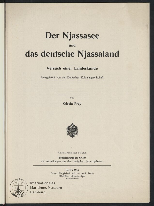 Titelseite eines Buches mit dem großen Titel „Der Njassasee und das deutsche Njassaland — Versuch einer Landeskunde“, dem Verfasserhinweis „Von Gisela Frey“, dem Vermerk „Preisgekrönt von der Deutschen Kolonialgesellschaft“, einem Reichsadler-Wappen in der Mitte, Verlagsangaben „Berlin 1914, Ernst Siegfried Mittler und Sohn“ und einem Stempel des Internationalen Maritimen Museums Hamburg.