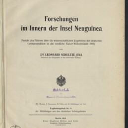Titelblatt einer deutschen Publikation mit großem Titel „Forschungen im Innern der Insel Neuguinea“, Untertitel und Autorenzeile „Dr. Leonhard Schultze Jena“, Kaiseradler-Emblem in der Mitte, violetter Bibliotheksstempel, Druckangabe „Berlin 1914“ und Museum-Logo unten links.