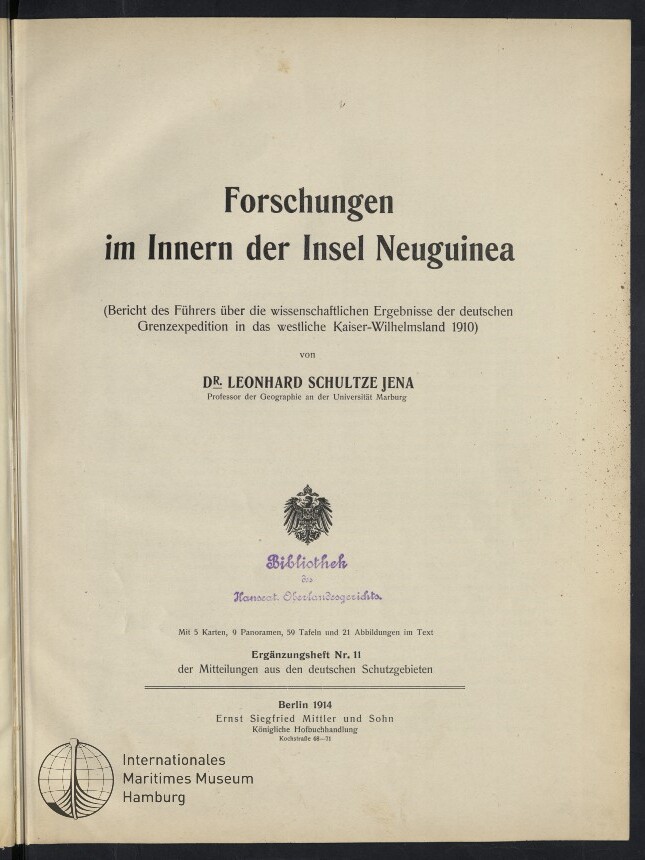 Titelblatt einer deutschen Publikation mit großem Titel „Forschungen im Innern der Insel Neuguinea“, Untertitel und Autorenzeile „Dr. Leonhard Schultze Jena“, Kaiseradler-Emblem in der Mitte, violetter Bibliotheksstempel, Druckangabe „Berlin 1914“ und Museum-Logo unten links.