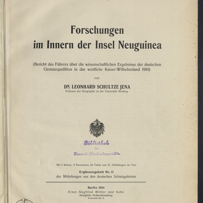 Titelblatt einer deutschen Publikation mit großem Titel „Forschungen im Innern der Insel Neuguinea“, Untertitel und Autorenzeile „Dr. Leonhard Schultze Jena“, Kaiseradler-Emblem in der Mitte, violetter Bibliotheksstempel, Druckangabe „Berlin 1914“ und Museum-Logo unten links.