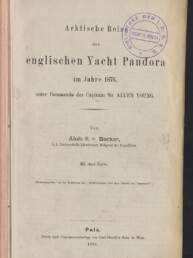 Titelblatt eines Buches mit der Aufschrift „Arktische Reise der englischen Yacht Pandora im Jahre 1876“, Autorenangabe Alois R. v. Becker, lila Bibliotheksrundstempel oben rechts und Verlagsangabe „Pola 1878“ unten.