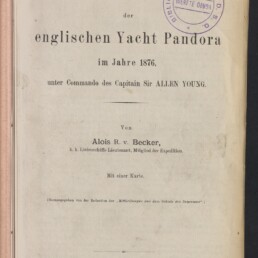 Titelblatt eines Buches mit der Aufschrift „Arktische Reise der englischen Yacht Pandora im Jahre 1876“, Autorenangabe Alois R. v. Becker, lila Bibliotheksrundstempel oben rechts und Verlagsangabe „Pola 1878“ unten.
