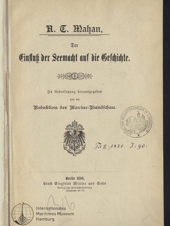 Titelseite eines deutschen Buchs von A. T. Mahan mit dem Titel „Der Einfluß der Seemacht auf die Geschichte“, dekorativem Ornament, preußischem Adlerwappen, rundem Bibliotheksstempel, handschriftlicher Notiz, Verlagsangabe Berlin 1896 und Stempel des Internationalen Maritimen Museums Hamburg.