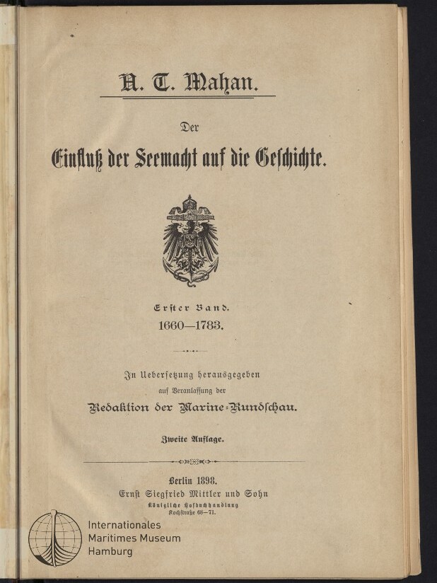 Titelblatt eines deutschen Buches von A. T. Mahan: „Der Einfluss der Seemacht auf die Geschichte“, Erster Band 1660–1783, mit deutschem Reichsadler-Wappen, Verlagshinweis Berlin 1898 und Stempel des Internationalen Maritimen Museums Hamburg.