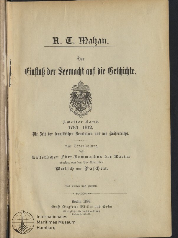 Titelblatt eines Buchs von A. T. Mahan mit schwarzer Frakturschrift 'Der Einfluß der Seemacht auf die Geschichte', darunter ein deutscher Reichsadler als Wappen, die Angaben 'Zweiter Band 1783–1812' sowie Verlag und Jahresangabe 'Berlin 1899', mit Stempel des Internationalen Maritimen Museums Hamburg in der linken unteren Ecke.