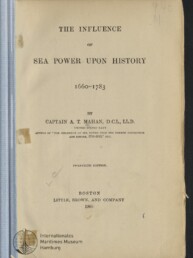 Vergilbte Titelseite eines Buches mit dem Titel The Influence of Sea Power Upon History 1660–1783, Autorangabe Captain A. T. Mahan, Verlagsangabe Boston, Little, Brown, and Company 1906, Stempel des Internationalen Maritimen Museums Hamburg sowie Klebestreifen am linken Rand und Bleistiftnotizen.