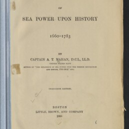 Vergilbte Titelseite eines Buches mit dem Titel The Influence of Sea Power Upon History 1660–1783, Autorangabe Captain A. T. Mahan, Verlagsangabe Boston, Little, Brown, and Company 1906, Stempel des Internationalen Maritimen Museums Hamburg sowie Klebestreifen am linken Rand und Bleistiftnotizen.