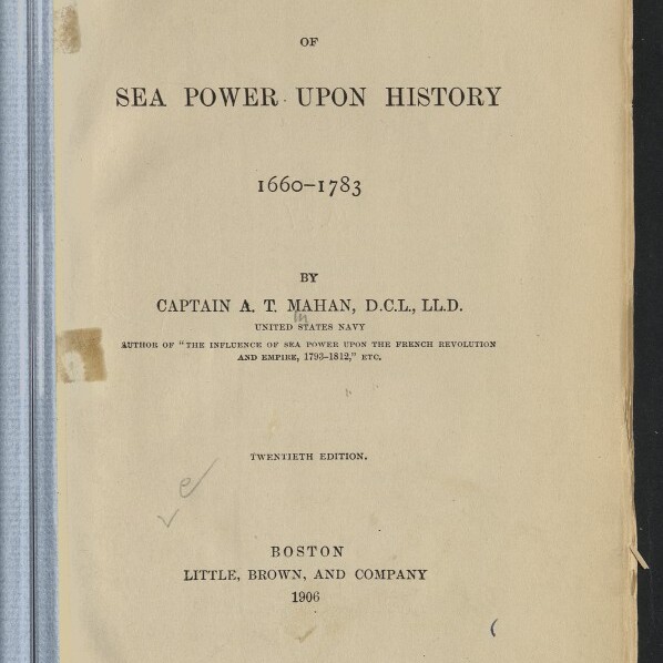 Vergilbte Titelseite eines Buches mit dem Titel The Influence of Sea Power Upon History 1660–1783, Autorangabe Captain A. T. Mahan, Verlagsangabe Boston, Little, Brown, and Company 1906, Stempel des Internationalen Maritimen Museums Hamburg sowie Klebestreifen am linken Rand und Bleistiftnotizen.