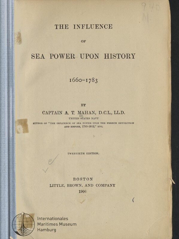 Vergilbte Titelseite eines Buches mit dem Titel The Influence of Sea Power Upon History 1660–1783, Autorangabe Captain A. T. Mahan, Verlagsangabe Boston, Little, Brown, and Company 1906, Stempel des Internationalen Maritimen Museums Hamburg sowie Klebestreifen am linken Rand und Bleistiftnotizen.