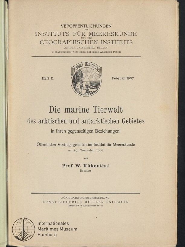 Titelseite einer wissenschaftlichen Veröffentlichung (Heft 11, Februar 1907) mit dem Titel „Die marine Tierwelt des arktischen und antarktischen Gebietes in ihren gegenseitigen Beziehungen“, Herausgeber Institut für Meereskunde, rundes Emblem mit Sonne über dem Meer, Autor Prof. W. Kükenthal, Verlagsangaben unten und Stempel/Logo des Internationalen Maritimen Museums Hamburg.