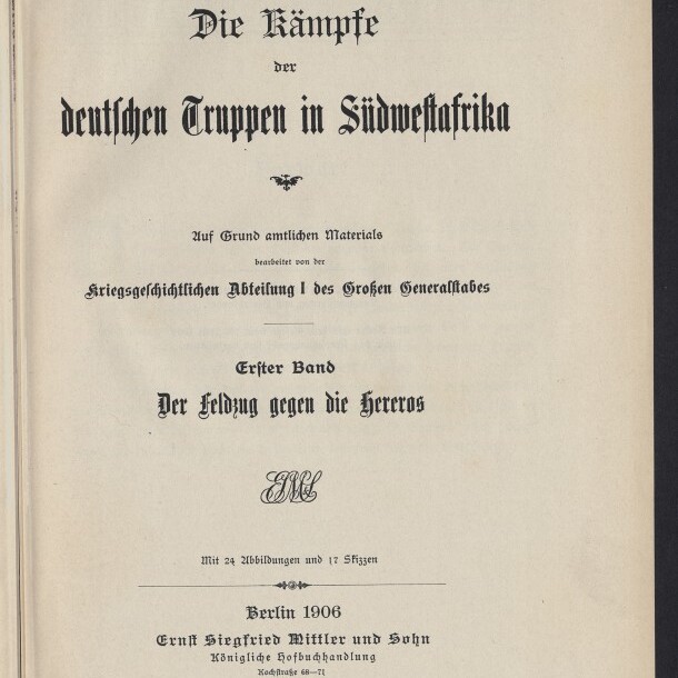 Titelblatt einer 1906 erschienenen deutschen Publikation in Frakturschrift mit großer Überschrift „Die Kämpfe der deutschen Truppen in Südwestafrika“, dem Untertitel „Erster Band: Der Feldzug gegen die Hereros“, Verlagsangaben unten und einem Stempel des Internationalen Maritimen Museums Hamburg.