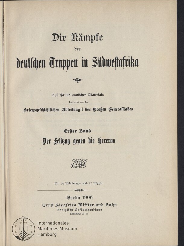 Titelblatt einer 1906 erschienenen deutschen Publikation in Frakturschrift mit großer Überschrift „Die Kämpfe der deutschen Truppen in Südwestafrika“, dem Untertitel „Erster Band: Der Feldzug gegen die Hereros“, Verlagsangaben unten und einem Stempel des Internationalen Maritimen Museums Hamburg.