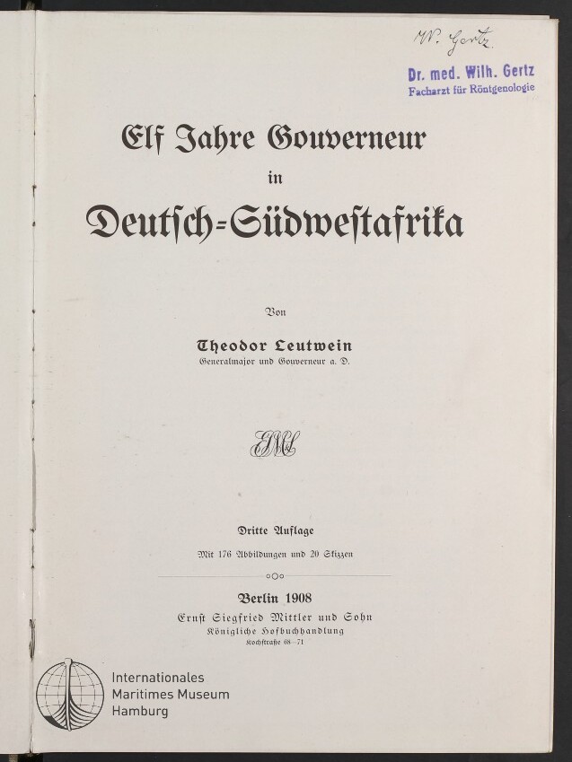 Titelblatt eines Buches in Frakturschrift: „Elf Jahre Gouverneur in Deutsch-Südwestafrika“ von Theodor Leutwein, Dritte Auflage, Berlin 1908, mit handschriftlicher Notiz und blauem Stempel „Dr. med. Wilh. Gertz Facharzt für Röntgenologie“ oben rechts und dem Logo des Internationalen Maritimen Museums Hamburg unten links.