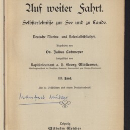 Titelblatt eines alten Buchs mit dem großen Titel 'Auf weiter Fahrt. Selbsterlebnisse zur See und zu Lande', gedruckten Herausgeberangaben (Dr. Julius Lohmeyer, Kapitänleutnant Georg Wislicenus), handschriftlichen Notizen und Unterschriften oben und in der Mitte, Verlagsangabe 'Leipzig Wilhelm Teicher 1904' und Museumsstempel des Internationalen Maritimen Museums Hamburg unten links.