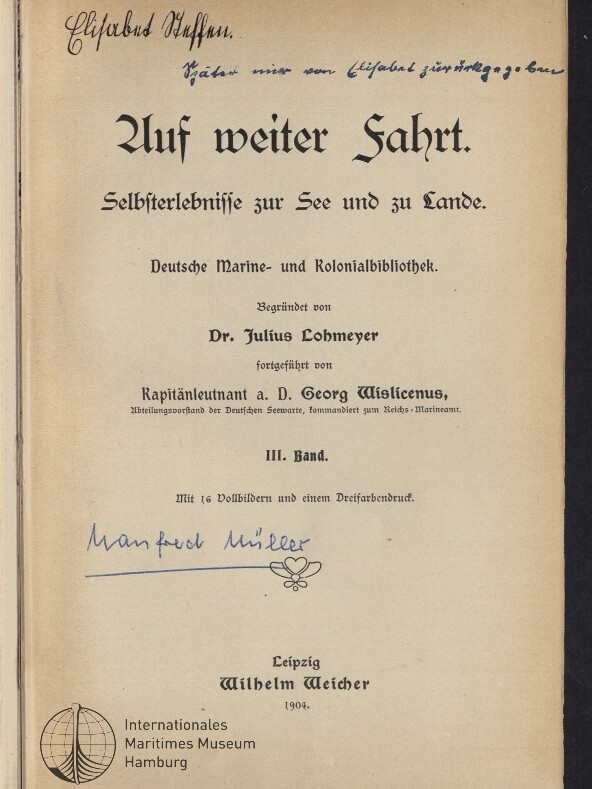 Titelblatt eines alten Buchs mit dem großen Titel 'Auf weiter Fahrt. Selbsterlebnisse zur See und zu Lande', gedruckten Herausgeberangaben (Dr. Julius Lohmeyer, Kapitänleutnant Georg Wislicenus), handschriftlichen Notizen und Unterschriften oben und in der Mitte, Verlagsangabe 'Leipzig Wilhelm Teicher 1904' und Museumsstempel des Internationalen Maritimen Museums Hamburg unten links.