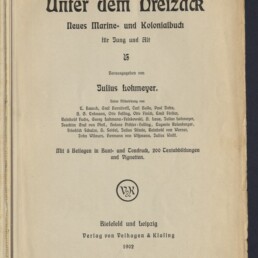 Titelblatt des Buches ‚Unter dem Dreizack. Neues Marine- und Kolonialbuch für Jung und Alt‘, herausgegeben von Julius Lohmeyer, mit Verlagsangabe Velhagen & Klasing, Erscheinungsjahr 1902 und Stempel des Internationalen Maritimen Museums Hamburg.
