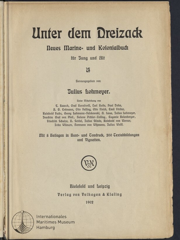 Titelblatt des Buches ‚Unter dem Dreizack. Neues Marine- und Kolonialbuch für Jung und Alt‘, herausgegeben von Julius Lohmeyer, mit Verlagsangabe Velhagen & Klasing, Erscheinungsjahr 1902 und Stempel des Internationalen Maritimen Museums Hamburg.