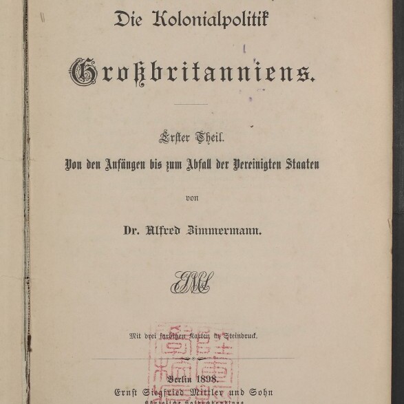 Titelblatt eines vergilbten Buches mit dem großformatigen Schriftzug Die Kolonialpolitik Großbritanniens, Untertitel Erster Theil. Von den Anfängen bis zum Abfall der Vereinigten Staaten, Autor Dr. Alfred Zimmermann und Verlagsangabe Berlin 1898, versehen mit roten Seal-Stempeln, einem violetten Archivstempel oben rechts und einem Museumslogo unten links.