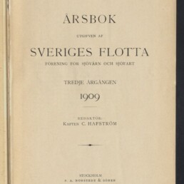 Titelblatt eines 1909 erschienenen Jahrbuchs der 'Sveriges Flotta' mit großer Überschrift 'ÅRSBOK', der Jahreszahl '1909', Herausgeberangabe 'Kapten C. Hafström', Verlagsangabe und Museumsstempel unten links.