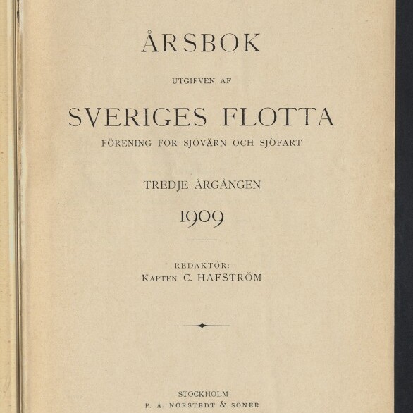 Titelblatt eines 1909 erschienenen Jahrbuchs der 'Sveriges Flotta' mit großer Überschrift 'ÅRSBOK', der Jahreszahl '1909', Herausgeberangabe 'Kapten C. Hafström', Verlagsangabe und Museumsstempel unten links.