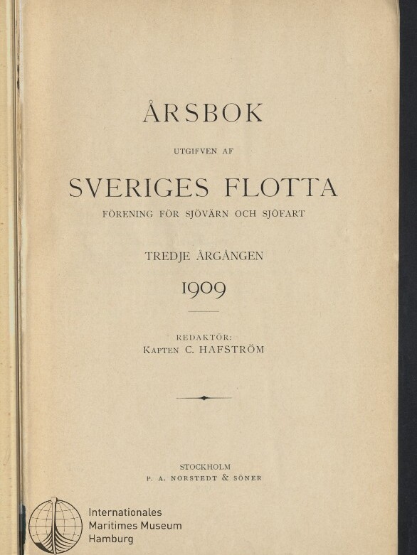 Titelblatt eines 1909 erschienenen Jahrbuchs der 'Sveriges Flotta' mit großer Überschrift 'ÅRSBOK', der Jahreszahl '1909', Herausgeberangabe 'Kapten C. Hafström', Verlagsangabe und Museumsstempel unten links.