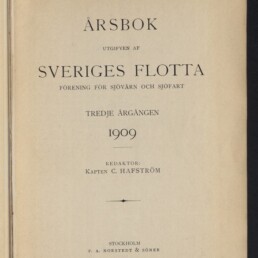 Titelseite einer Buchausgabe von 1909 mit großem Titel ‚ÅRSBOK‘ und ‚SVERIGES FLOTTA‘, Untertiteln und Herausgeberangabe ‚Kapten C. Hafström‘, Verlagsangabe Stockholm/P. A. Norstedt & Söner sowie Stempel des Internationalen Maritimen Museums Hamburg.