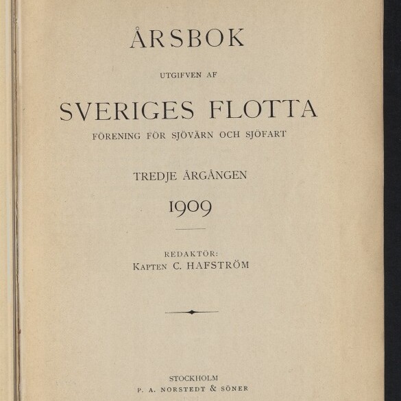 Titelseite einer Buchausgabe von 1909 mit großem Titel ‚ÅRSBOK‘ und ‚SVERIGES FLOTTA‘, Untertiteln und Herausgeberangabe ‚Kapten C. Hafström‘, Verlagsangabe Stockholm/P. A. Norstedt & Söner sowie Stempel des Internationalen Maritimen Museums Hamburg.