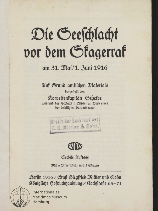 Titelblatt eines deutschen Buches in Frakturschrift mit der Überschrift „Die Seeschlacht vor dem Skagerrak am 31. Mai/1. Juni 1916“, Angaben zum Verfasser Korvettenkapitän Scheibe, Verlagsangaben Berlin 1916 sowie Stempel und Logo des Internationalen Maritimen Museums Hamburg.