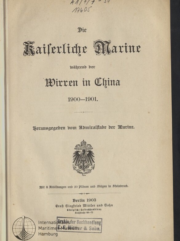 Titelblatt einer deutschen Publikation „Die Kaiserliche Marine während der Wirren in China 1900–1901“ mit Frakturschrift, kaiserlichem Adlerwappen in der Mitte, Verlagsangaben Berlin 1903 und Stempel des Internationalen Maritimen Museums Hamburg.