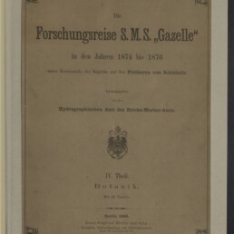 Titelblatt eines vergilbten Buches mit dem großen Schriftzug „Die Forschungsreise S.M.S. ‚Gazelle‘ in den Jahren 1874 bis 1876“, schlichter Zierrahmung, preußischem Reichsadler in der Mitte und Museumsstempel des Internationalen Maritimen Museums Hamburg unten links.