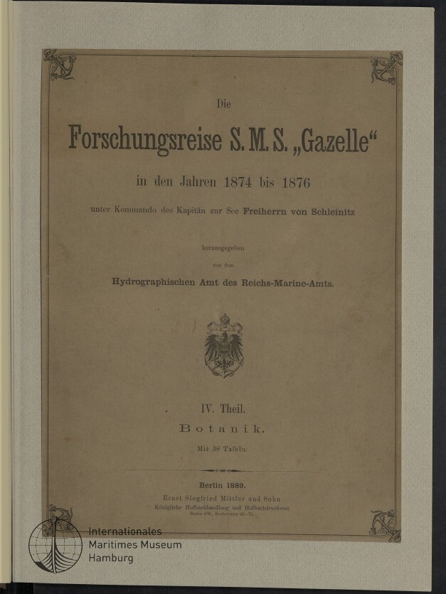 Titelblatt eines vergilbten Buches mit dem großen Schriftzug „Die Forschungsreise S.M.S. ‚Gazelle‘ in den Jahren 1874 bis 1876“, schlichter Zierrahmung, preußischem Reichsadler in der Mitte und Museumsstempel des Internationalen Maritimen Museums Hamburg unten links.