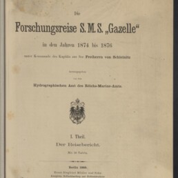 Titelblatt der Publikation „Die Forschungsreise S.M.S. ‚Gazelle‘ in den Jahren 1874 bis 1876“ mit Reichsadler-Wappen, Nennung des Kommandanten Freiherrn von Schleinitz, Herausgeber Hydrographisches Amt des Reichs-Marine-Amts, Verlagsangabe Berlin 1889 und Stempel des Internationalen Maritimen Museums Hamburg unten links.