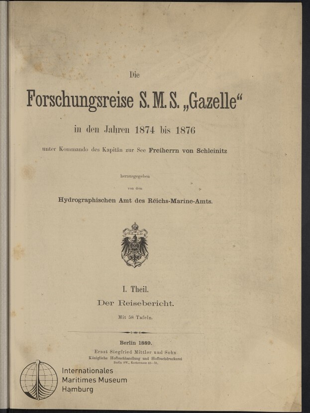 Titelblatt der Publikation „Die Forschungsreise S.M.S. ‚Gazelle‘ in den Jahren 1874 bis 1876“ mit Reichsadler-Wappen, Nennung des Kommandanten Freiherrn von Schleinitz, Herausgeber Hydrographisches Amt des Reichs-Marine-Amts, Verlagsangabe Berlin 1889 und Stempel des Internationalen Maritimen Museums Hamburg unten links.