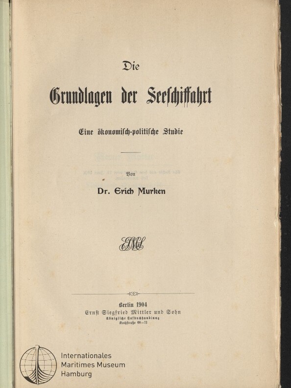 Titelblatt eines alten Buchs auf vergilbtem Papier mit schwarzer Frakturschrift ‚Die Grundlagen der Seeschiffahrt‘, Untertitel ‚Eine ökonomisch‑politische Studie‘, Autor Dr. Erich Murken, Verlagsangabe Berlin 1904 (Ernst Siegfried Mittler und Sohn) und Logo des Internationalen Maritimen Museums Hamburg.