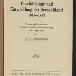 Titelseite einer 1913 erschienenen deutschen Broschüre mit großem Titel „Geschäftslage und Entwicklung der Seeschiffahrt 1911–1913“, Autor B. Huldermann, Hinweis auf Vortrag am 2. April 1913, Verlagsangabe Ernst Siegfried Mittler und Sohn, Stempel des Internationalen Maritimen Museums Hamburg und handschriftliche Notiz oben rechts.