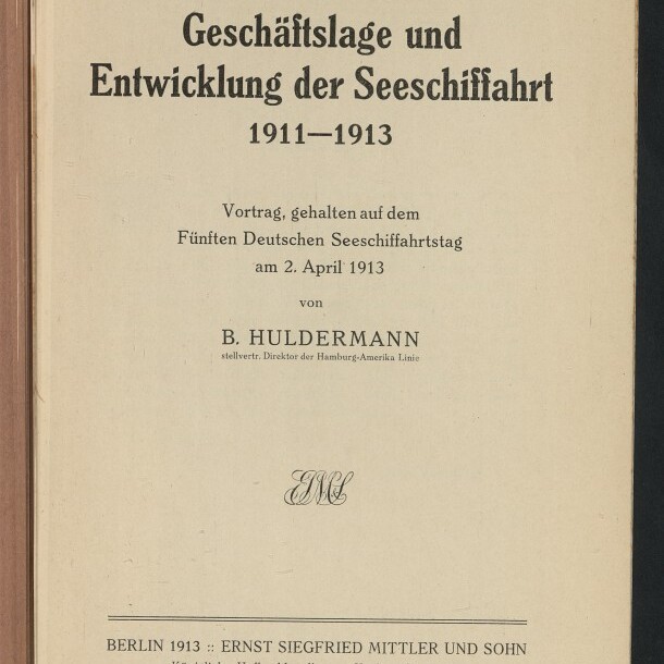 Titelseite einer 1913 erschienenen deutschen Broschüre mit großem Titel „Geschäftslage und Entwicklung der Seeschiffahrt 1911–1913“, Autor B. Huldermann, Hinweis auf Vortrag am 2. April 1913, Verlagsangabe Ernst Siegfried Mittler und Sohn, Stempel des Internationalen Maritimen Museums Hamburg und handschriftliche Notiz oben rechts.