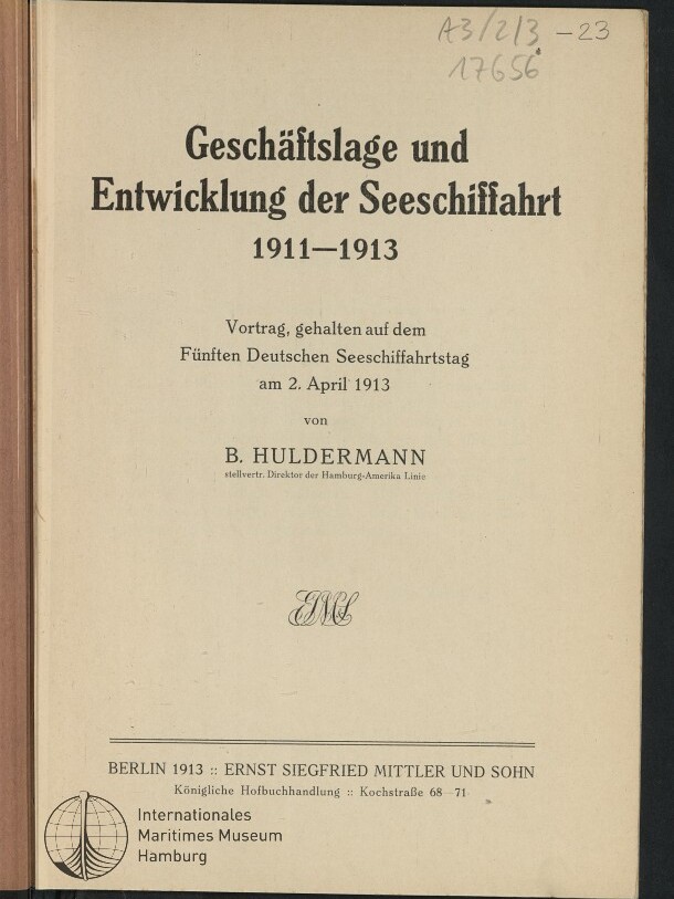 Titelseite einer 1913 erschienenen deutschen Broschüre mit großem Titel „Geschäftslage und Entwicklung der Seeschiffahrt 1911–1913“, Autor B. Huldermann, Hinweis auf Vortrag am 2. April 1913, Verlagsangabe Ernst Siegfried Mittler und Sohn, Stempel des Internationalen Maritimen Museums Hamburg und handschriftliche Notiz oben rechts.