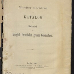 Vergilbte Titelblattseite mit dem gedruckten Titel „Zweiter Nachtrag zum Katalog der Bibliothek des Königlich Preussischen grossen Generalstabes“, handschriftlicher Notiz oben, Datierung „Berlin 1893“ unten, Museumsstempel links unten und eingerissenen, unregelmäßigen Seitenrändern.