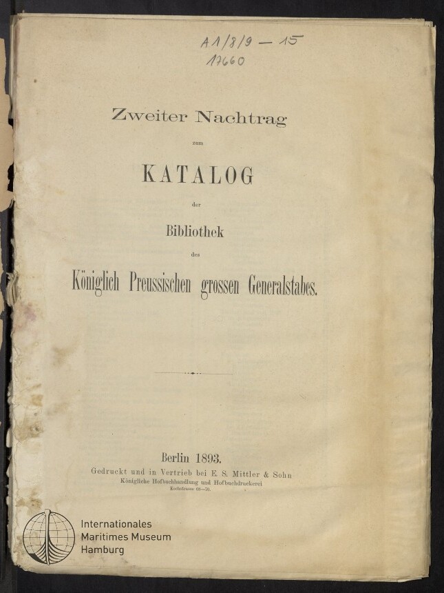 Vergilbte Titelblattseite mit dem gedruckten Titel „Zweiter Nachtrag zum Katalog der Bibliothek des Königlich Preussischen grossen Generalstabes“, handschriftlicher Notiz oben, Datierung „Berlin 1893“ unten, Museumsstempel links unten und eingerissenen, unregelmäßigen Seitenrändern.