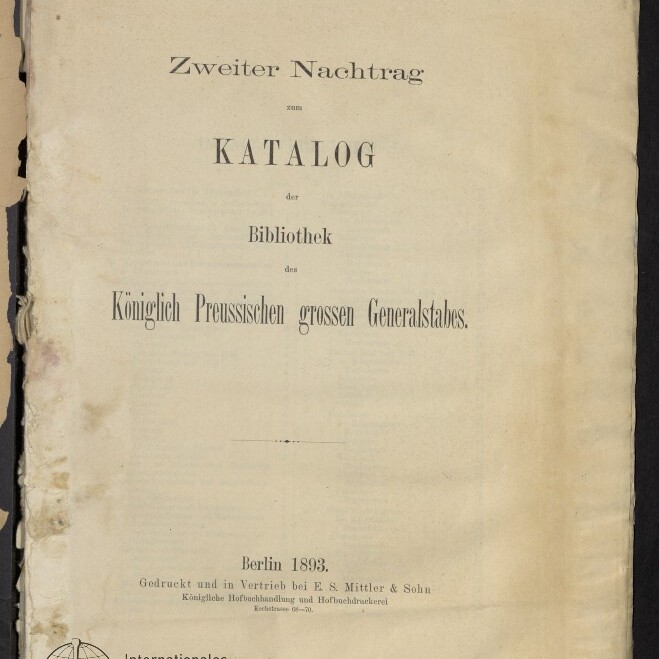 Vergilbte Titelblattseite mit dem gedruckten Titel „Zweiter Nachtrag zum Katalog der Bibliothek des Königlich Preussischen grossen Generalstabes“, handschriftlicher Notiz oben, Datierung „Berlin 1893“ unten, Museumsstempel links unten und eingerissenen, unregelmäßigen Seitenrändern.