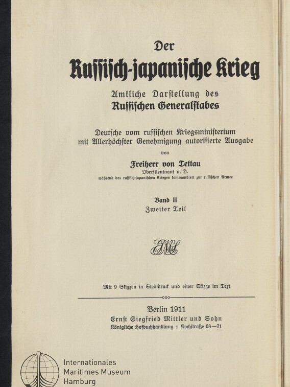 Titelblatt eines Buchs mit schwarzer gotischer Überschrift 'Der Russisch-japanische Krieg', dem Untertitel 'Amtliche Darstellung des Russischen Generalstabes', Angaben zum Herausgeber Freiherr von Lettau und Verlag Berlin 1911 sowie dem Logo des Internationalen Maritimen Museums Hamburg unten links.