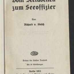 Titelblatt eines alten Buchs auf vergilbtem Papier in Frakturschrift mit der Überschrift Vom Seekadetten zum Seeoffizier, Autor Richard v. Stosch, Veröffentlichungsangabe Berlin 1913 und Museumsstempel des Internationalen Maritimen Museums Hamburg unten links.