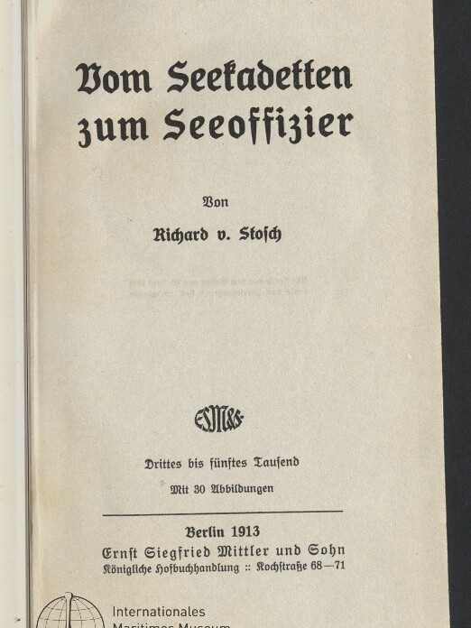 Titelblatt eines alten Buchs auf vergilbtem Papier in Frakturschrift mit der Überschrift Vom Seekadetten zum Seeoffizier, Autor Richard v. Stosch, Veröffentlichungsangabe Berlin 1913 und Museumsstempel des Internationalen Maritimen Museums Hamburg unten links.