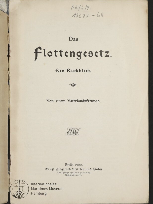 Titelblatt eines Buches mit großer Überschrift „Das Flottengesetz“, Untertitel „Ein Rückblick.“, Verfasserangabe „Von einem Vaterlandsfreunde“, handschriftlicher Nummer oben, Verlagsangabe „Berlin 1900, Ernst Siegfried Mittler und Sohn“ und Stempel/Logo des Internationalen Maritimen Museums Hamburg unten links.