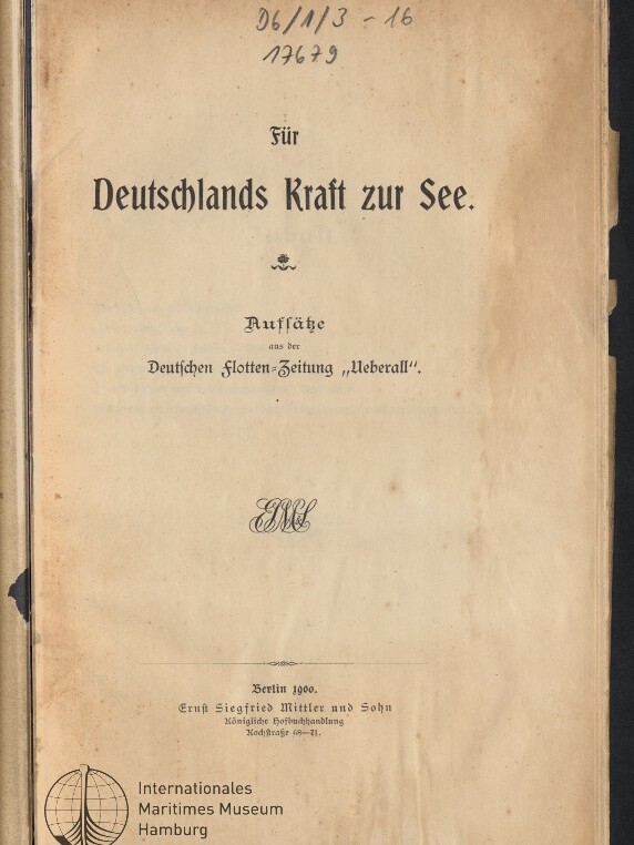Titelblatt eines vergilbten Buches mit dem gedruckten Titel „Für Deutschlands Kraft zur See“ und dem Untertitel „Aufsätze aus der Deutschen Flotten‑Zeitung ‚Ueberall‘“, handschriftlichen Notizen oben und einem Stempel des Internationalen Maritimen Museums Hamburg unten.