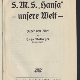 Titelblatt eines Buches in schwarzer Frakturschrift mit dem großen Titel S.M.S. „Hansa“ — unsere Welt —, darunter die Zeile Bilder von Bord von Hugo Waldeyer, Korvetten-Kapitän, Verlagsangaben Berlin 1915, Ernst Siegfried Mittler und Sohn sowie ein Stempel des Internationalen Maritimen Museums Hamburg.