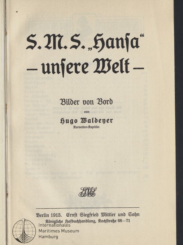 Titelblatt eines Buches in schwarzer Frakturschrift mit dem großen Titel S.M.S. „Hansa“ — unsere Welt —, darunter die Zeile Bilder von Bord von Hugo Waldeyer, Korvetten-Kapitän, Verlagsangaben Berlin 1915, Ernst Siegfried Mittler und Sohn sowie ein Stempel des Internationalen Maritimen Museums Hamburg.